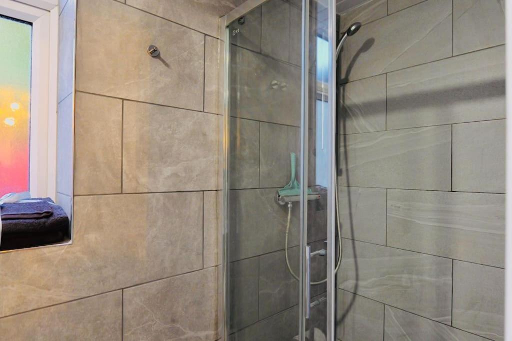 Two Bedroom Flat Near Transport & Shops Λονδίνο Εξωτερικό φωτογραφία