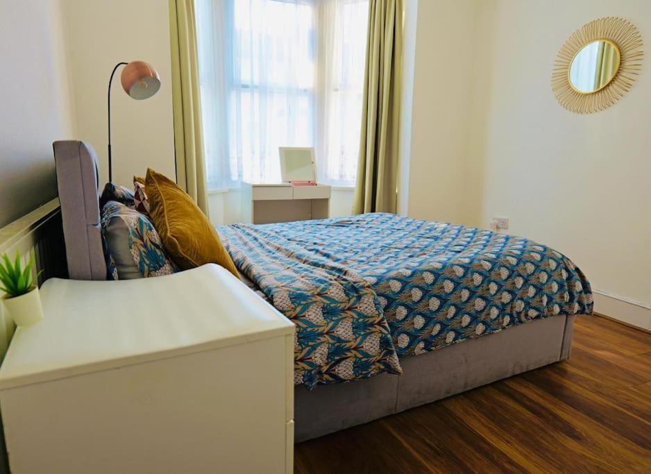 Two Bedroom Flat Near Transport & Shops Λονδίνο Εξωτερικό φωτογραφία