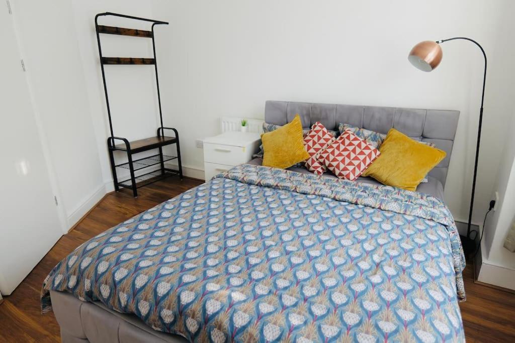 Two Bedroom Flat Near Transport & Shops Λονδίνο Εξωτερικό φωτογραφία